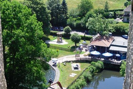 Blick von der Burg auf Teich und Naturbad mit Cafe+Restaurant