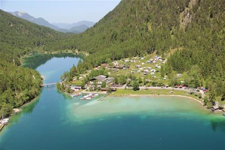 Der Campingplatz Seespitz ist terassenförmig angelegt und bietet somit für jeden Besucher einen wunderschönen und ungetrübten Blick auf den Plansee.