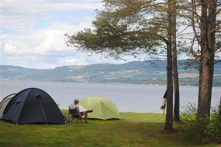 Camping by lake Mjøsa. Separate area for tents