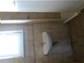 Geräumiger Duschraum mit Waschbecken