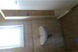 Geräumiger Duschraum mit Waschbecken