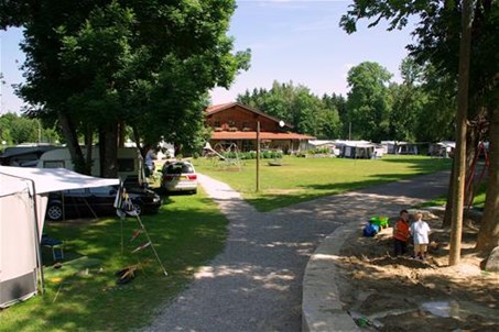 Spielplatz mit Rezeptions-/Gaststättengebäude auf Park-Camping Iller