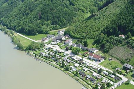 Willersbach ist ein
kleiner, idyllischer Ort am rechten Donauufer im Strudengau. Hier findet der Camper, Pattelboot-, Rad-, Motorradfahrer seine Erholung.