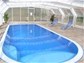 Swimmingpool mit aufschiebbarer Überdachung. Baden vom Mai bis in den Spätherbst möglich.