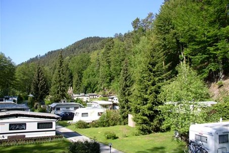 Schwarzwald Campingplatz Müllerwiese: Caravan-Areal.
Black Forest Campsite Muellerwiese: Caravan area