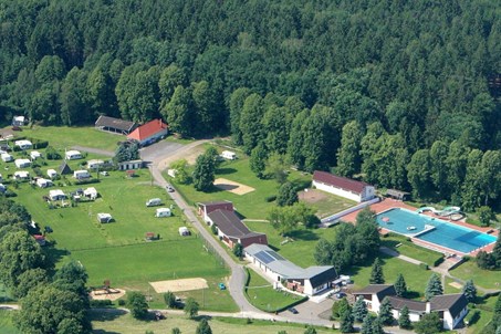 Unser Campingplatz befindet sich in einer idylilischen Lage direkt am Landschaftsschutzgebiet "Grabentour" und hoch über dem Bobritzschtal.Entspannen Sie sich in unberührter Natur, im reizvollen, bewaldeten Flusstal.