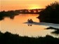 Das Motorboot fährt dem Sonnenuntergang entgegen.