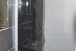 Die Duschkabinen verfügen über ein Waschbecken, Spritzschutz aus Glas und einen Hocker. 