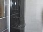 Die Duschkabinen verfügen über ein Waschbecken, Spritzschutz aus Glas und einen Hocker. 