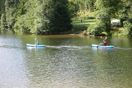Prêt de Canoës pour les clients du camping;  Kayak available