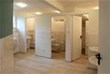 Unser Herren-Duschbad mit Einzelkabinen (Dusche, WC & Waschbecken in jeder Kabine)