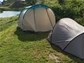 Die Zelte stehen auf einem eigenen Areal - ohne Autos! Direkt am See! 

