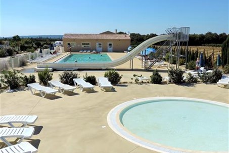 Espace aquatique : piscine chauffée, pataugeoire, toboggan et jets d'eau