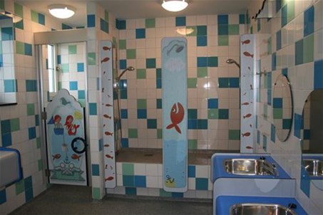 Kindersanitair: verhoogde douches en verlaagd toilet, babybadje.