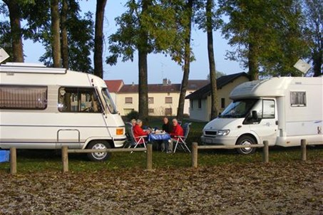 Ambiance amicale entre camping-caristes