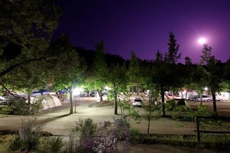 Vista nocturna de la zona de acampada