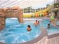 Notre espace aquatique couvert vous propose piscine, banquettes balnéo, sauna hammam,  pataugeoire, toboggans, cascade et rivière de marche