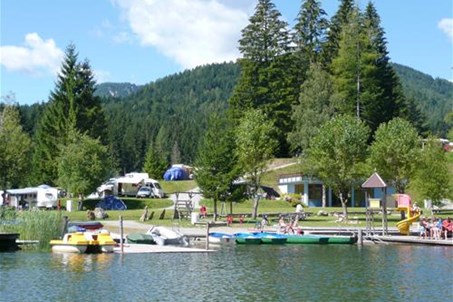 Camping direkt am See mit privaten Badestrand und Liegewiese