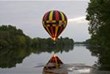 vol en montgolfière qui passe devant ou au dessus du camping