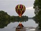 vol en montgolfière qui passe devant ou au dessus du camping