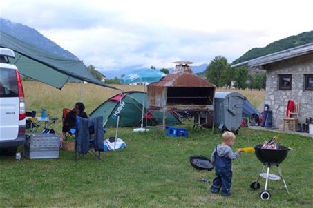 Campingplatz mit Lagerfeuer