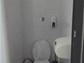 Toilette ausgestattet mit Desinfektonsmittel und Toilettenpapier