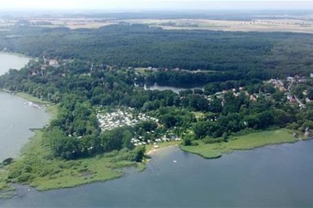 Campingpark Zuruf aus der Luft, umgeben vom Wasser des Plauer Sees