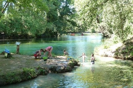 Jeux enfants dans la rivière