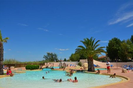piscine Camping Montpellier Plage: pataugeoire, bain bouillonnant, plage, bassin eau jusqu'à la taille...