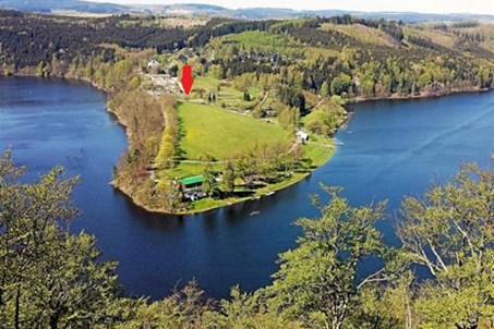 Blick vom Marienstein - der rote Pfeil markiert die Lage des Campingplatzes