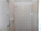 Sprchy pro kempaře v suterénu hotelu