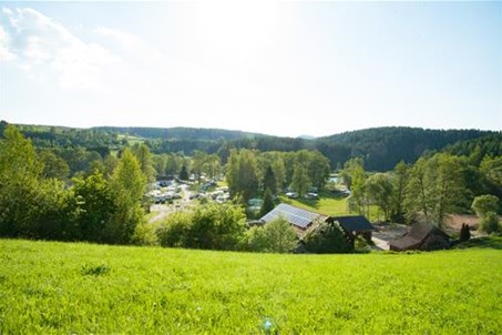 Blick von der Ortschaft Pirka auf den Campingplatz Hölleensteinsee