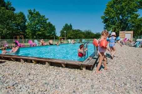 Ein Planschbecken und ein Pool sind von Juni bis Ende August geöffnet