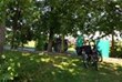 Rechts sieht man unsere Fahrräder und die  wirklich hervorragende Versorgungssäule unseres Stellplatzes, ca. 2 m  weiter, hinter dem Baum, einen  Trecker auf der Straße  hinter dem Campingplatzzaun