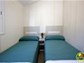 Un dormitorio con dos camas 90 cm.