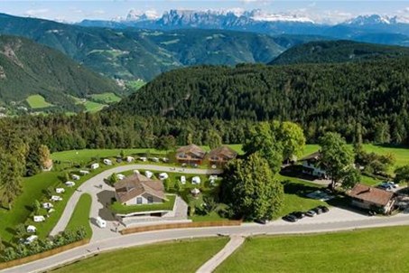 Sehr ruhige und idyllische Lage auf der Sonnenterrasse von Bozen: das Camping & Chalet NATUR IDYLL SALTEN ist der Geheimtipp für Ihren Campingurlaub in Südtirol.
