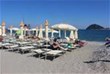 Spiaggia privata fronte Parco Naturale Isola Gallinara con ombrelloni e lettini per le Case Mobili