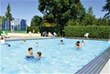 Solarbeheiztes Schwimmbad. Bei Bedarf überdacht