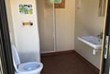 Bei den Sanitäranlagen stehen ganze Badezimmer ink. Dusche zur Verfügung