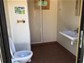 Bei den Sanitäranlagen stehen ganze Badezimmer ink. Dusche zur Verfügung
