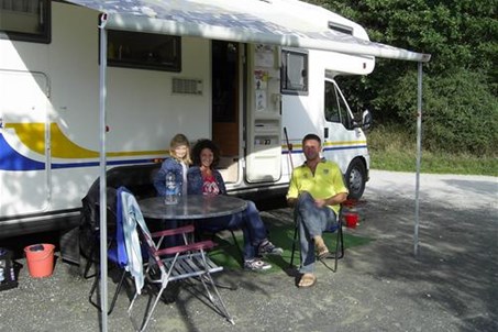 Auf dem befestigten Campingplatz hat die ganze Familie die Möglichkeit sich zu entspannen.