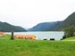 Blick auf das Sanitärgebäude am Fjord