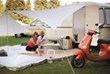 Glücklicher Camper mit Wohnwagen-Klassiker