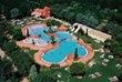 La piscine lagon : un espace conçu  pour le jeu, dans lequel tout le monde peut s'amuser en appréciant une eau chauffée pendant toute la saison.