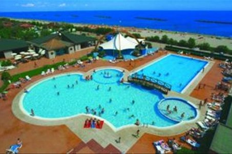 Direttamente sul mare dei Lidi Ferraresi e circondato dalla natura del Delta del Po, l'Holiday Park Spiaggia e Mare offre ai suoi ospiti la vacanza ideale per tutta la famiglia!
  