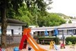 Kinderspielplatz zwischen Campingklause und Sanitärgebäude.