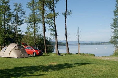 Zeltwiese und Stellplätze direkt am See - (inzwischen ohne Auto in der Hauptsaison!)