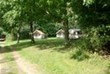 Ein Blick durch den Wald zu unserem Ferienhausgebiet mit 4-, 5- und 6-Personen-Hütten