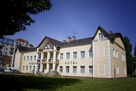 Фасад гостиницы "Елизар-Отель"вокруг которой расположена оборудованная соянка.
