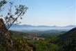 Die andere Richtung: Aus den Bergen: vorn San Millan de la Cogolla, dann klein, Berceo, dahinter die Rioja-Region vor den baskischen Bergen